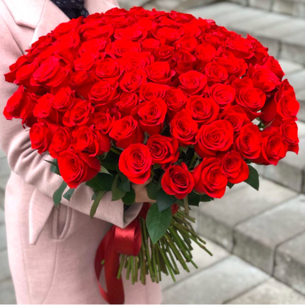 Букет из 101 розы «Сердце в подарок»