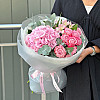 Bouquet mit Hortensien und Rosen