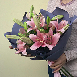 Zartheit der Lilien — Strauß aus 5 Lilien