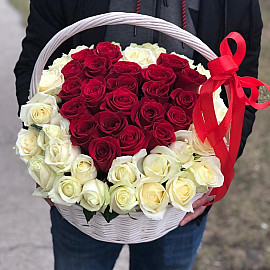 Bouquet «Coração do amor» de rosas em cesta