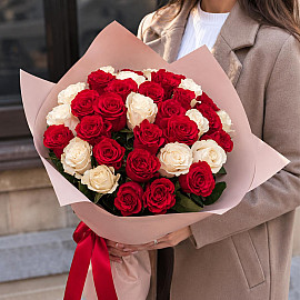 Bouquet aus 35 roten und weißen Rosen – Symbol der Liebe