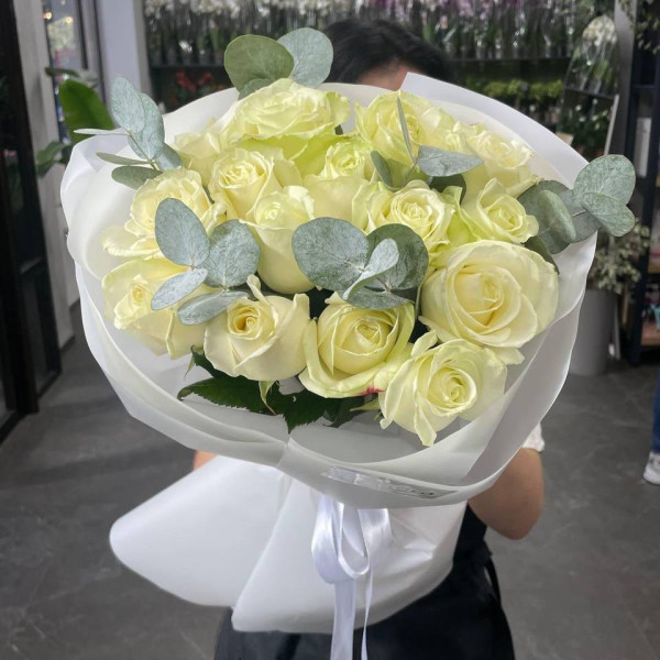 Ramo clásico de 19 rosas blancas