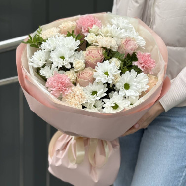 Strauß mit Rosen, Chrysanthemen und Nelken Strauß mit Rosen, Chrysanthemen und Nelken