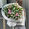Strauß aus 25 Alstroemerien – ein leuchtendes und üppiges Geschenk
