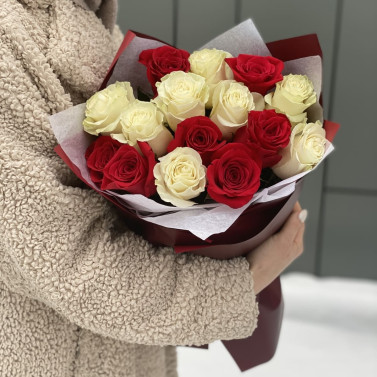 15 rosas rojas y blancas — Armonía de los sentimientos