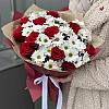 Strauß aus roten Rosen und Chrysanthemen — ein elegantes Geschenk