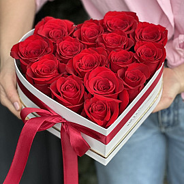 Composição floral de 15 rosas em caixa coração