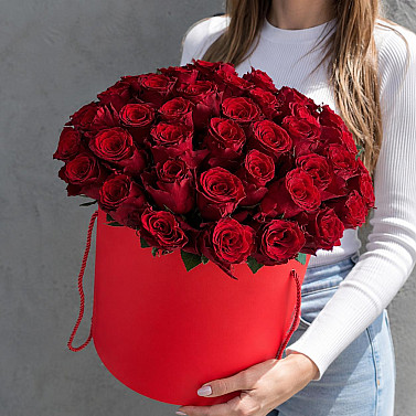 51 rose rosse in una scatola
