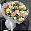 Bouquet de fleurs avec des roses et des alstroemères