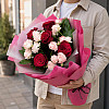 Strauß aus roten Rosen und rosa Sprayrosen