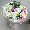 Gemischter Blumenstrauß mit weißen und rosa Blumen