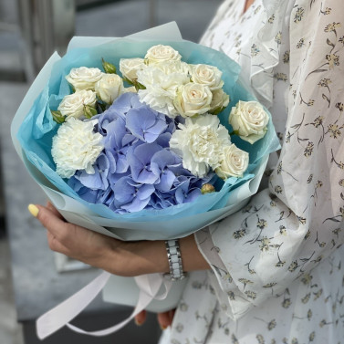 Ortensia e rose cespuglio — un bouquet delicato per i tuoi cari