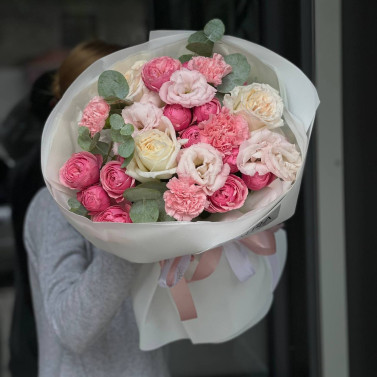 Strauß in Pastellfarben — Rosen, Eustoma und Nelken