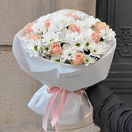 Strauß aus Rosen und Chrysanthemen
