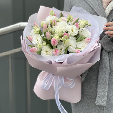 Букет весенних цветов: тюльпаны и эустомы