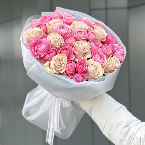 Strauß aus Rosen und Strauchrosen — für einen besonderen Anlass