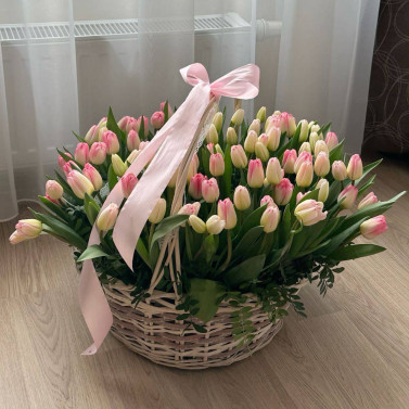 101 тюльпан у кошику — великий весняний букет
