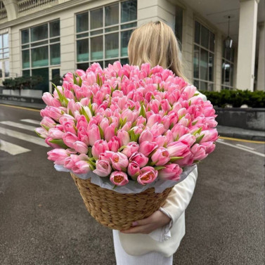 Букет із 151 тюльпана в кошику — Розкішний подарунок