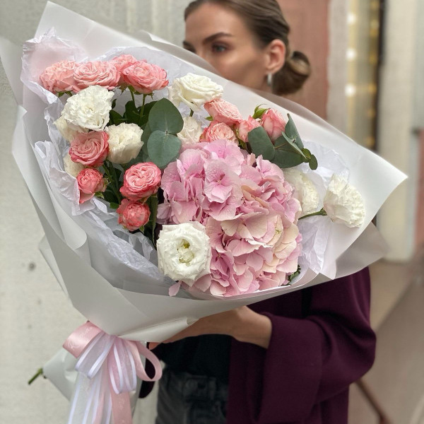 Zarter Blumenstrauß mit Hortensie