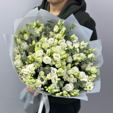 Strauß aus Lisianthus mit Eukalyptus