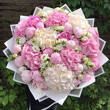 Strauß „Sommerliche Zartheit“ – Pfingstrosen, Hortensien und Eustoma