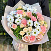 Strauß mit Rosen und Chrysanthemen „Pudrige Zärtlichkeit“
