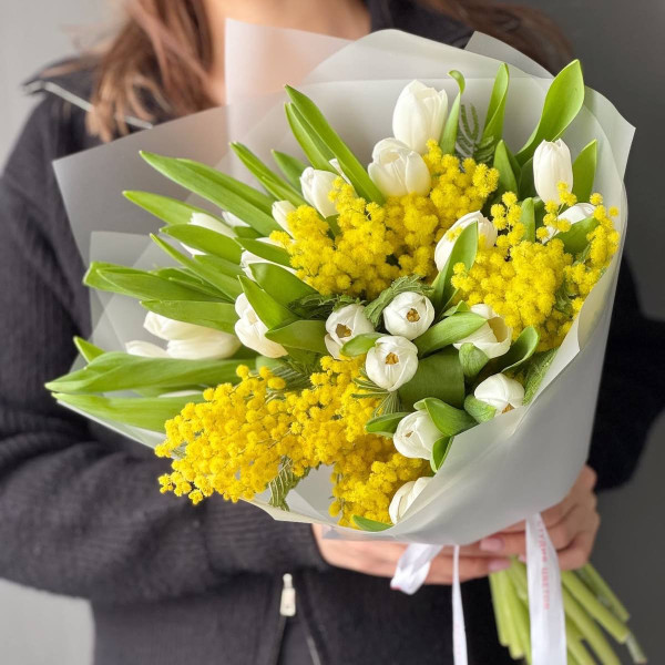 Bouquet Mimosa ensoleillé et tulipes