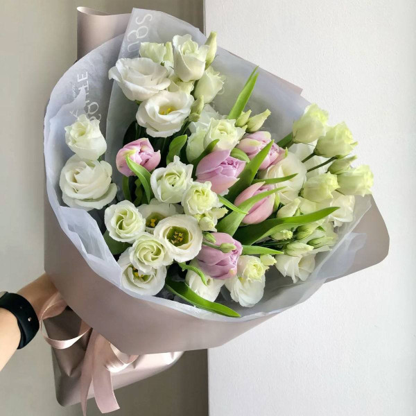 Frühlingsstrauß mit Tulpen und Eustoma