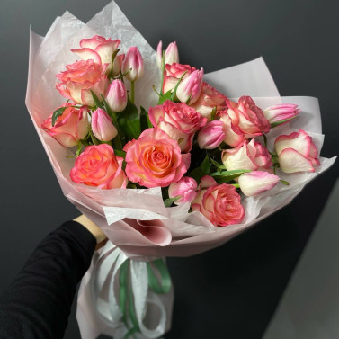 Bouquet con rose e tulipani — elegante bouquet primaverile