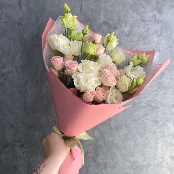 Bouquet de printemps d’eustoma et de roses de jardin