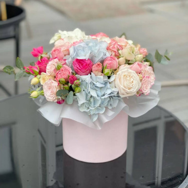 Букет у коробці з трояндами та блакитною гортензією «Ніжність»