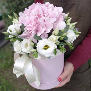 Букет у коробці з гортензією та еустомою — ніжний рожево-білий мікс