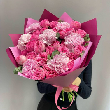 Karanfil ve şakayık güllerden oluşan buket