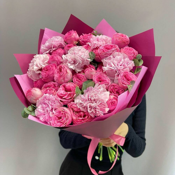 Strauß aus Nelken und pfingstrosenartigen Rosen