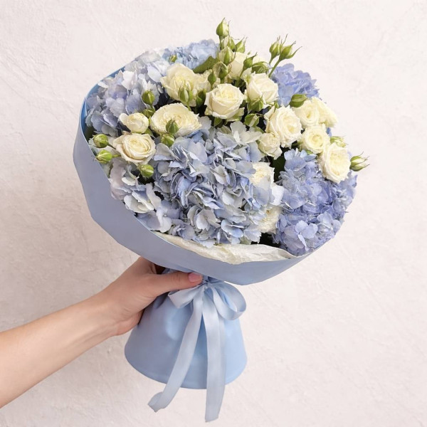 Bouquet délicat avec hortensia bleu et roses branchues