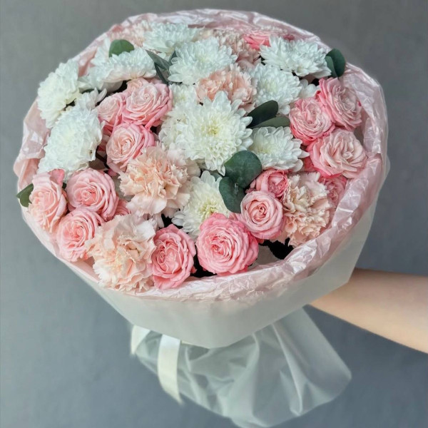 Tendresse en rose – bouquet de roses, chrysanthèmes et œillets Tendresse en rose – bouquet de roses, chrysanthèmes et œillets