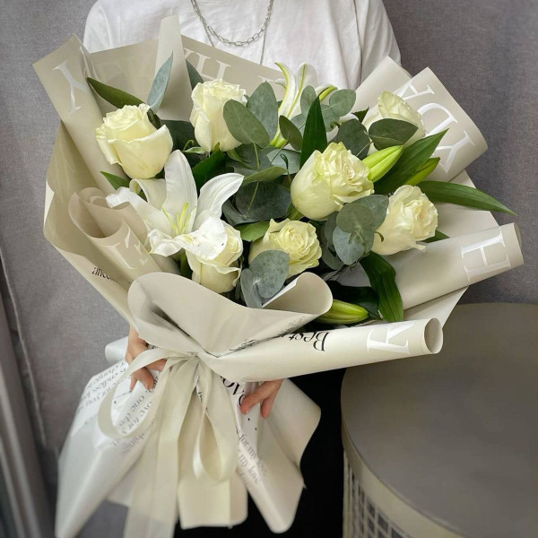 Lys et roses — bouquet élégant pour la bien-aimée