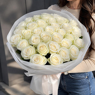 Strauß aus 35 weißen Rosen 60 cm