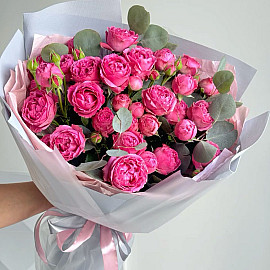 Strauß aus 7 pfingstrosenartigen Rosen