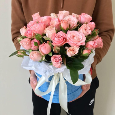 Букет в коробке с розовыми кустовыми розами