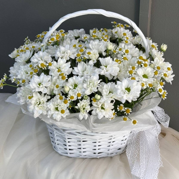 Bouquet dans un panier de marguerites et de chrysanthèmes
