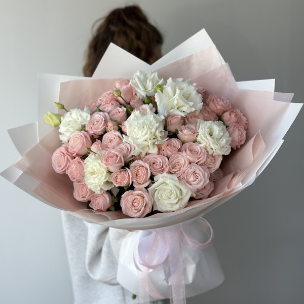 Bouquet dans les tons roses — roses en buisson et eustomas