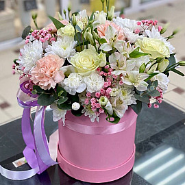 Buquê em caixa com rosas e crisântemos