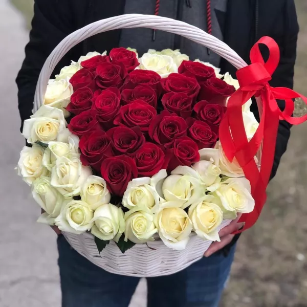 Букет «Серце кохання» з троянд у кошику