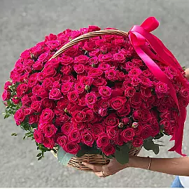 Cesta de rosas en arbusto