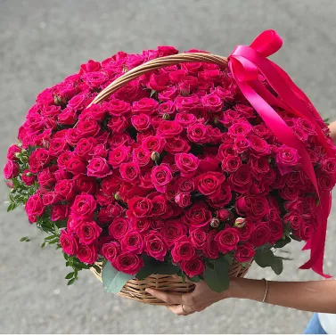 Кошик з кущовими трояндами