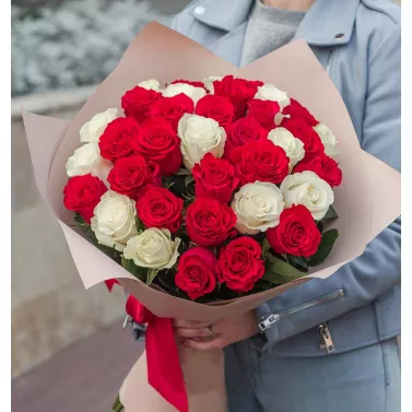 Букет із 35 червоних і білих троянд — Символ кохання