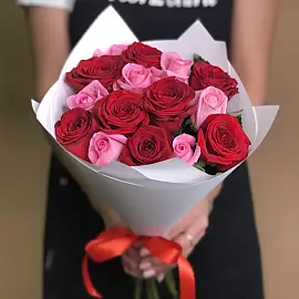 Kytice z 15 červených a růžových růží – Láska a něha