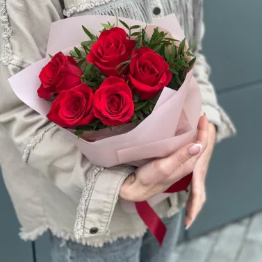 Букет 5 красных роз с зеленью