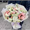 Ramo de rosas y eustoma: Armonía luminosa